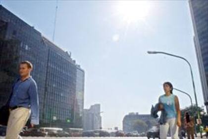 La avenida Alem bajo los rayos del sol