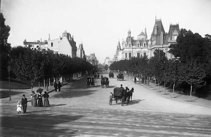 La Avenida Alvear, cuando estaba repleta de casonas de la alta sociedad, que años mas tarde las cambiaría por edificios de departamentos por cuestiones económicas.
