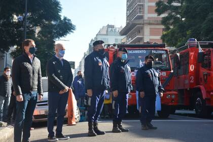 La Avenida Corrientes al 5300 se llenó de vehículos de bomberos de diferentes lugares de la ciudad que llegaron para el homenaje