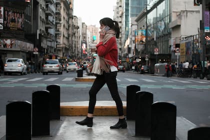 La avenida Corrientes comenzó a darle mayor prioridad al peatón por sobre la circulación de vehículos particulares y el transporte público