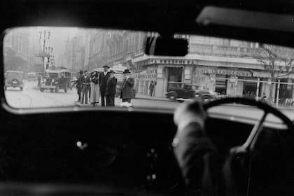 La Avenida de Mayo y Perú vista desde el ojo de un automovilista en 1935, un año antes del estallido de la Guerra Civil Española