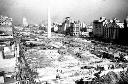La avenida en plena construcción.