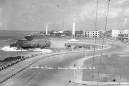 La avenida George Washington, en Ciudad Trujillo, que corre parelela a la costa del Mar Caribe, donde se cree que terminaban los cuerpos de las víctimas del dictador Trujillo, a merced de los tiburones