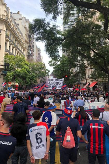 La avenida Santa Fe quedó cortada entre el ministerio y la Plaza San Martín.