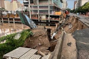 La Avenida Vélez Sarsfield se desmoronó debido al temporal.