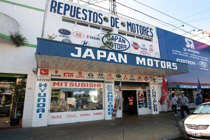 La avenida Warnes, en Villa Crespo, con repuestos para autos, uno de los polos tradicionales y consolidados