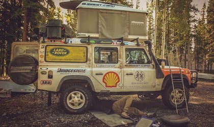 La aventura comenzó con una camioneta Land Rover Defender, donde Patricia y Germán andaban y dormían