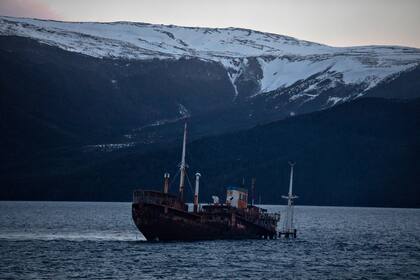 El buque Logos, hundido frente a la isla Snipe