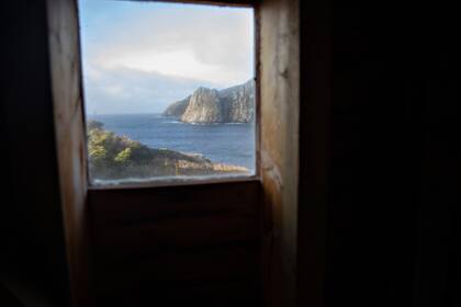 Una de las pequeñas ventanas del faro del Fin del Mundo que mira hacia la Antártida