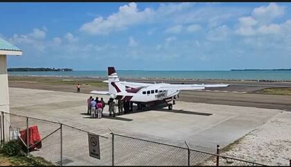 La avioneta en tierra y en custodia de la policía de Belice