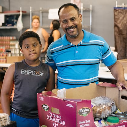 La ayuda alimenticia es para personas de todas las edades (Web/Greater Chicago Food Depository)
