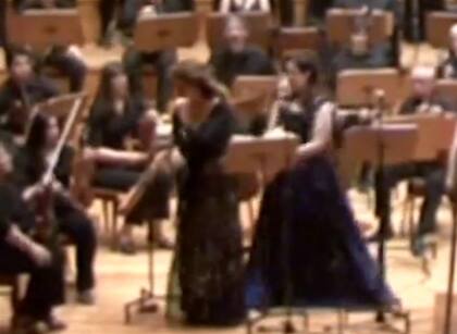 La ayudan a salir del escenario