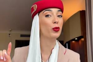 La azafata contó los detalles de su trabajo y generó un debate en redes sociales (Captura: @vicapano)