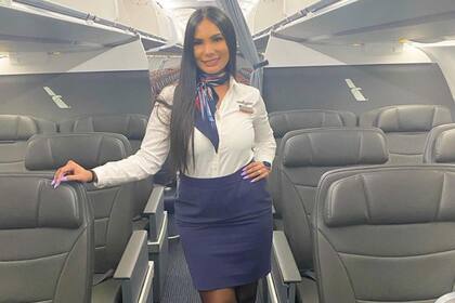 La azafata mencionó que su trabajo está lleno de experiencias inesperadas, eso incluye las preguntas que le hacen algunos pasajeros