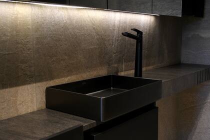 La bacha Concept rectangular "Gun black" de Ferrum se luce en el espacio de Concepto design.