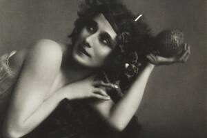 La bailarina Anna Pavlova, fotografiada en 1919 por Frans van Riel, en la muestra actual en la galería Van Riel