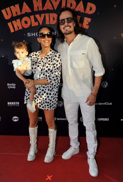 La bailarina Celeste Muriega y su esposo, el actor Christian Sancho, junto a una sobrinita