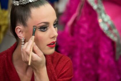 La bailarina Claudine Van Den Bergh, de 27 años, se maquilla