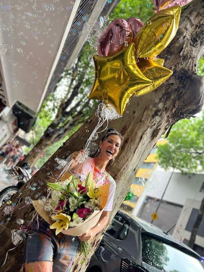 La bailarina mostró su alegría rodeada de familiares y amigos (Foto: Instagram @escuderosilvina)