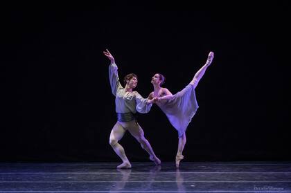 La bailarina uruguaya María Riccetto y el primer bailarín del Sodre Gustavo Carvalho interpretaron un pas de deux de "El Corsario"