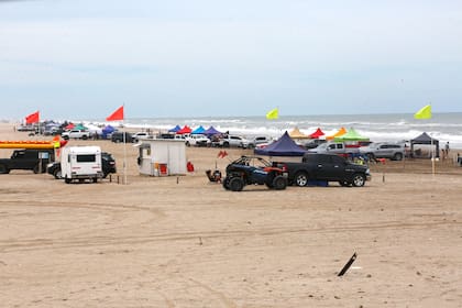 La bajada con los gazebos a la playa sigue activa