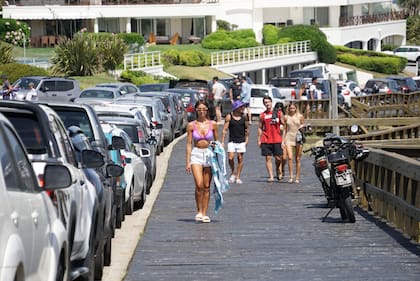 La bajada de la playa Bikini, en Manantiales, un lugar donde se volvió casi imposible estacionar en el verano