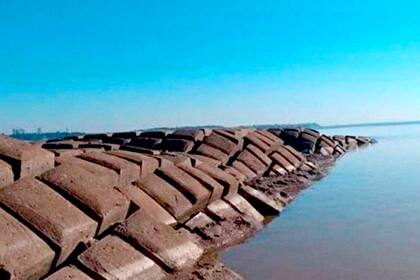 La bajante del río volvió a dejar al descubierto la malla protectora del túnel subfluvial