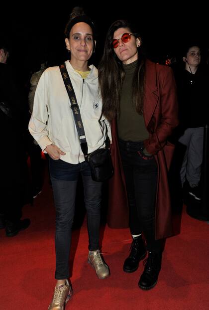 La bajista Brenda Martin junto a la cantante y guitarrista Lula Bertoldi