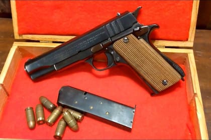 La Ballester Molina con su cargdor y los proyectiles cal.45 en la caja original