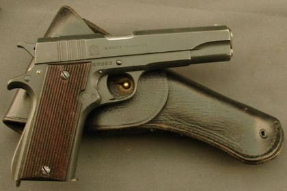 La Ballester Molina usada por el Ejército Argentino junto a su funda oficial