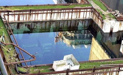 La balsa abandonada B30 de Sellafield, utilizada para el almacenamiento de residuos intensamente radiactivos, en 2006.