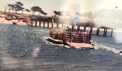 La balsa cargada con visitantes ansiosos por conocer la Dotto Beach.