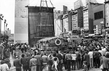 La balsa de expedición Atlantis en el Obelisco, pocos días después del fin de la expedición