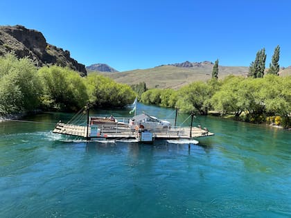 La balsa Maroma es gratis y funciona con regularidad durante el día para cruzar el río.