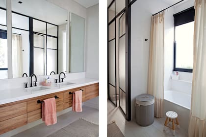 El baño tiene mueble de madera y bacha doble con canillas ‘Logic’ (Thol). Detrás, la bañadera y la ducha con división de aluminio con vidrio repartido.