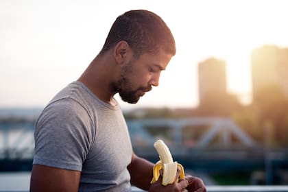 La banana ayuda al metabolismo y equilibra el sistema nervioso gracias a la vitamina B6 (Foto de carácter ilustrativo: Freepik)