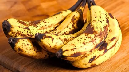 La banana emite etileno, un gas que acelera el proceso de maduración de las frutas