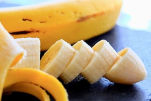 La banana es una fruta altamente nutritiva y versátil que aporta una variedad de beneficios para la salud gracias a su composición natural (Foto de carácter ilustrativo: Freepik)