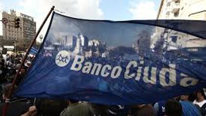 La banca pública copa el negocio de las microfinanzas