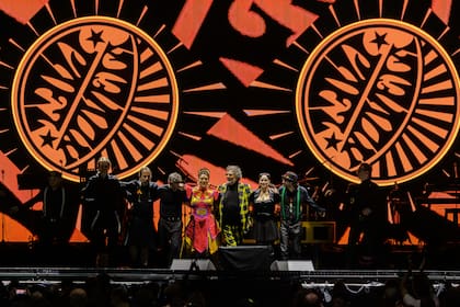 La banda a pleno, con Fito Páez y Lorena Vega en el centro, al final del primer tramo del show de anoche en el Movistar Arena