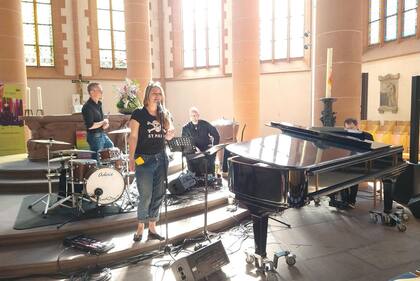 La banda culminó la misa al ritmo de la canción Shake It Off