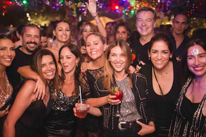 La banda de amigos, entre los que están la actriz Julieta Novarro, Mike Anzoátegui, Pampita, la estilista Mechi Ugarte, Barbie Simons y la maquilladora Estefanía Novillo.