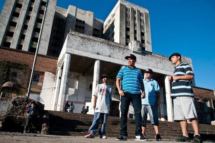 La banda de Ciudad Oculta delante de Elefanta Blanco