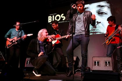 Benito Cerati canta "Cosas imposibles" con la última banda de su padre