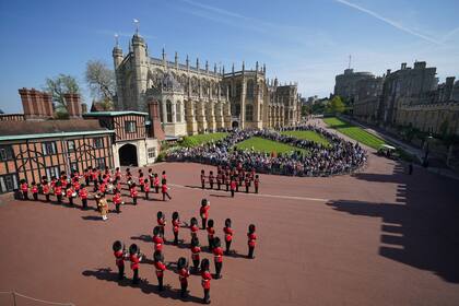 La Banda de la Guardia de Coldstream toca el Feliz Cumpleaños para conmemorar el 96º cumpleaños de la reina Isabel II de Gran Bretaña