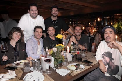 La banda del canal de streaming Olga. En la cabecera, con remera negra, Luisito Cella, hijo del productor Luis Cella y cofundador de Olga. De pie, con remera blanca, Damián Betular, que fue parte del elenco del canal. También están Fernando Dante, Gastón Edul, Nacho Elizalde (con remera estampada), Lucas Fridman y Marti Benza, con copa en mano