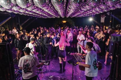 La banda Duo Cuore interpretó los covers más hiteros de la temporada.