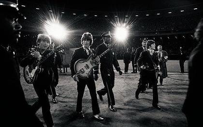 La banda en el césped del Candlestick Park, 1966