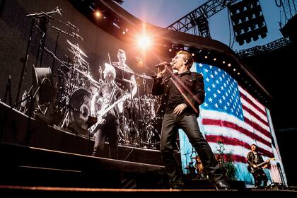 La banda en el escenario durante la gira Joshua Tree, que tuvo 52 shows y 2,7 millones de espectadores. "Nuestra perspectiva fue actuar como si acabáramos de editar el disco la semana anterior", dice el cantante