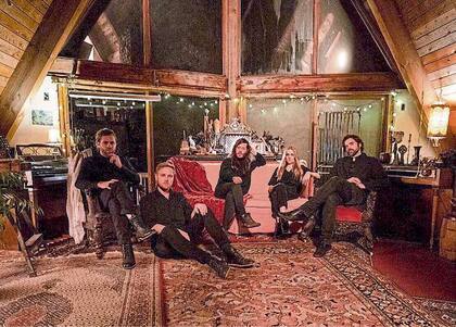 La banda, en la singular casa en las montañas donde se grabó el disco